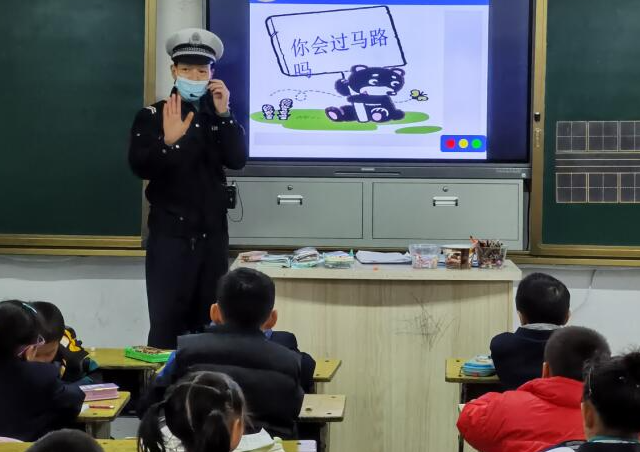 宣传教育打出一套组合拳针对村庄学生交通安全认知单薄的问题